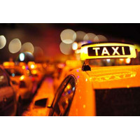 Желтый маячок "Taxi" на крыше автомобиля