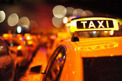 Желтый маячок "Taxi" на крыше автомобиля