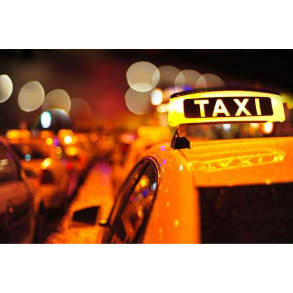 Жовтий маячок "Taxi" на даху автомобіля