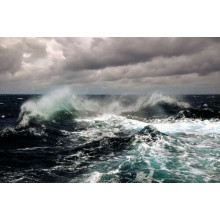 Штормовые волны бушуют в темных водах океана