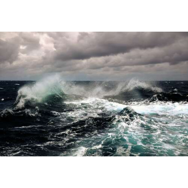 Штормові хвилі вирують у темних водах океану