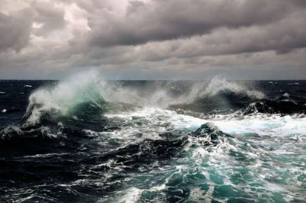 Штормові хвилі вирують у темних водах океану