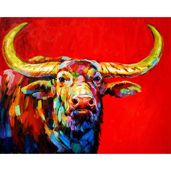Золоті відтінки рогів буйвола у контрасті з червоним фоном