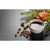 Рождественское настроение с чашкой кофе и ветками елки