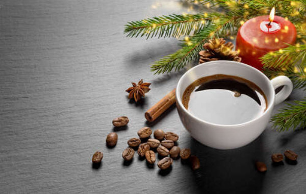 Рождественское настроение с чашкой кофе и ветками елки