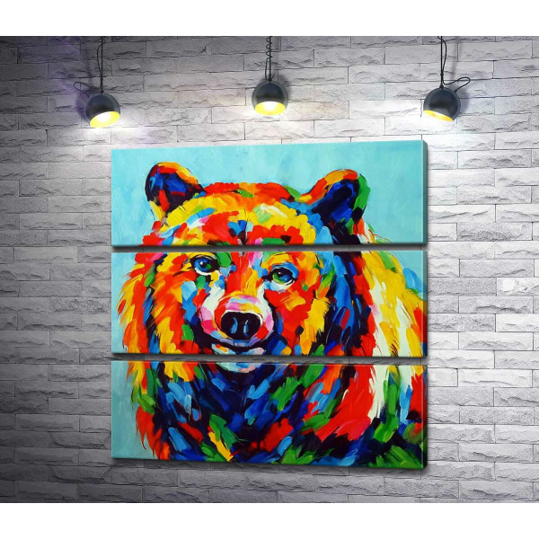 Цветной медведь внимательно наблюдает