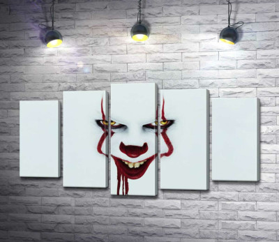 Ужасающая улыбка клоуна-убийцы Пеннивайза (Pennywise) – героя фильма ужасов "Оно" (It)