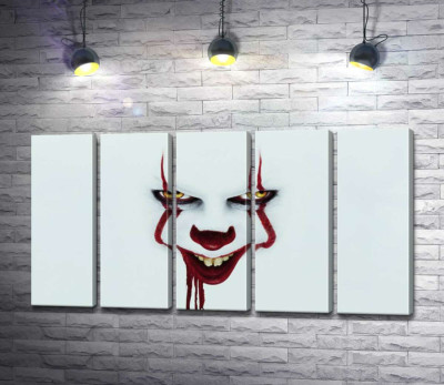 Ужасающая улыбка клоуна-убийцы Пеннивайза (Pennywise) – героя фильма ужасов "Оно" (It)