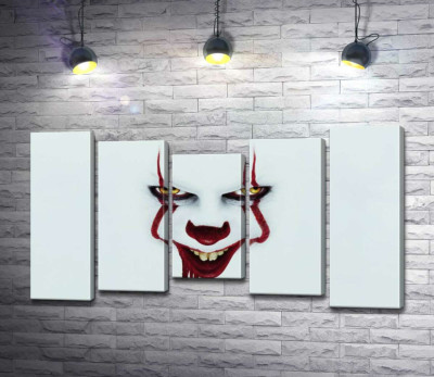 Жахаюча посмішка клоуна-вбивці Пеннівайза (Pennywise) - героя фільму жахів "Воно" (It)