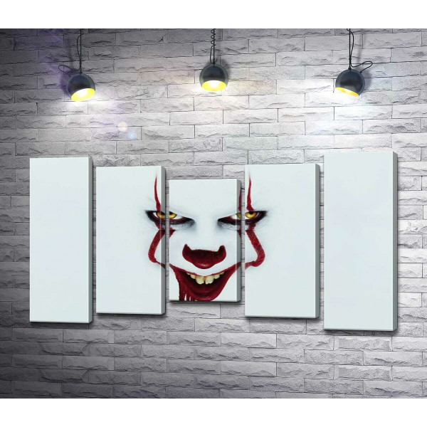 Ужасающая улыбка клоуна-убийцы Пеннивайза (Pennywise) – героя фильма ужасов "Оно" (It)
