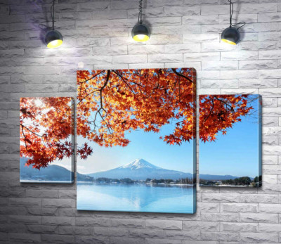 Осенний вид на гору Фудзи (Mount Fuji) из вод озера