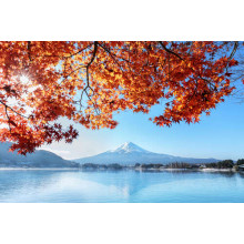 Осінній вид на гору Фудзі (Mount Fuji) з вод озера