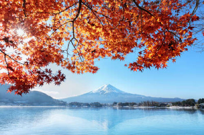 Осінній вид на гору Фудзі (Mount Fuji) з вод озера
