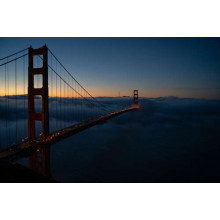 Красный силуэт моста растворяется в утреннем тумане