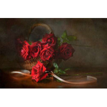 Червоний оксамит квітів троянд в плетеному кошику