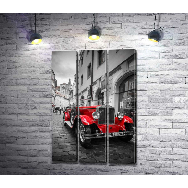 Червона яскравість ретро-автомобіля Praga Alfa на вулицях Праги