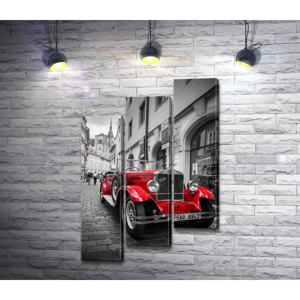 Красная яркость ретро-автомобиля Praga Alfa на улицах Праги
