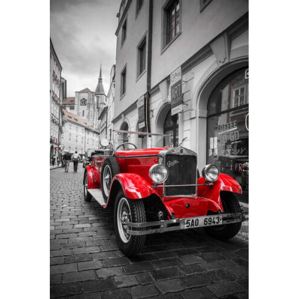 Червона яскравість ретро-автомобіля Praga Alfa на вулицях Праги
