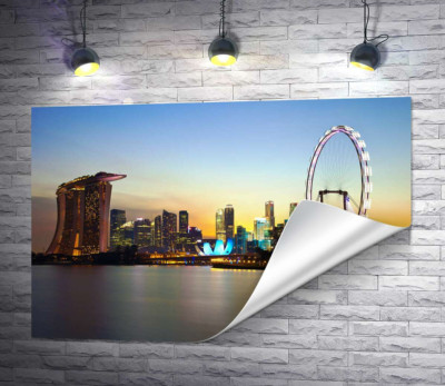 Вечернее небо горит за небоскребами на набережной залива Марина-Бэй (Marina Bay) в Сингапуре (Singapore)