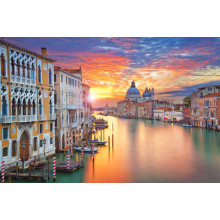 Персиковий захід сонця відбивається в тихих водах венеційського каналу