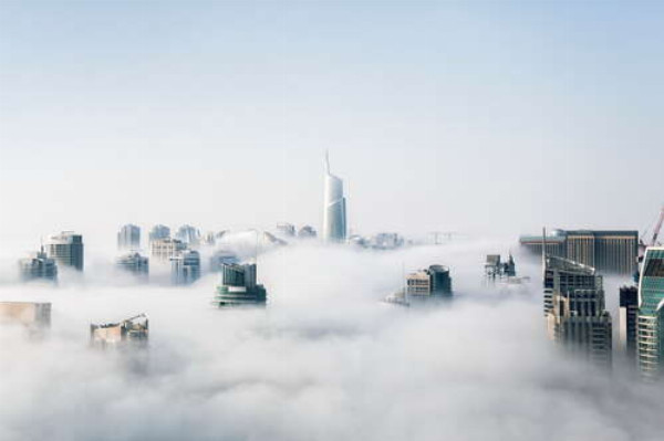 Мягкое покрывало тумана опустилось на утренний Дубай (Dubai)