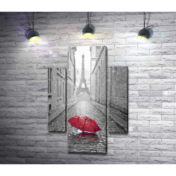 Самотній зонт на бруківці дощового Парижу