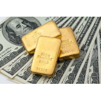 Золотые слитки сверкают на долларовых купюрах