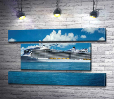 Круизное судно "Quantum of the Seas" плывет спокойными водами океана