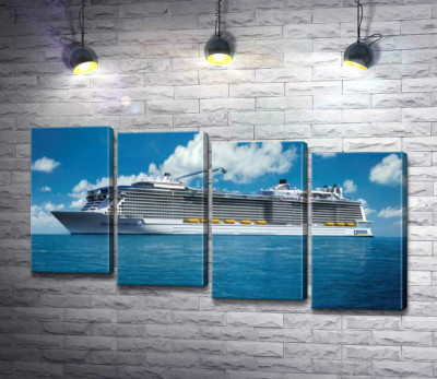 Круїзне судно "Quantum of the Seas" пливе спокійними водами океану