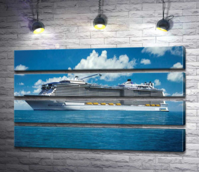Круїзне судно "Quantum of the Seas" пливе спокійними водами океану