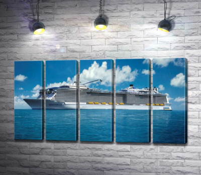 Модульна картина "Круїзне судно "Quantum of the Seas" пливе спокійними водами океану"