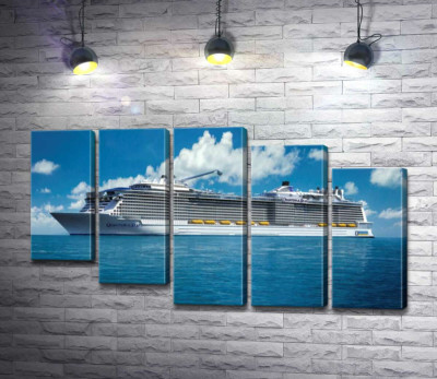 Круїзне судно "Quantum of the Seas" пливе спокійними водами океану