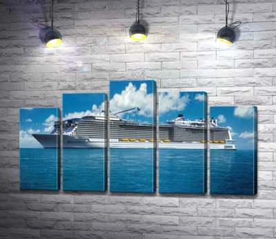 Круїзне судно "Quantum of the Seas" пливе спокійними водами океану