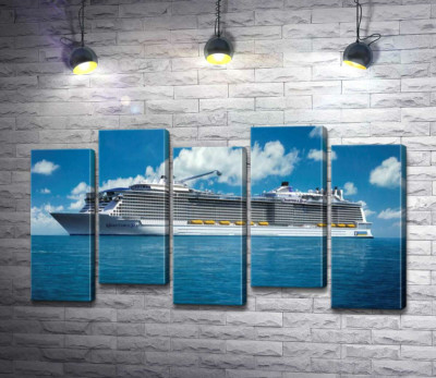 Модульна картина "Круїзне судно "Quantum of the Seas" пливе спокійними водами океану"