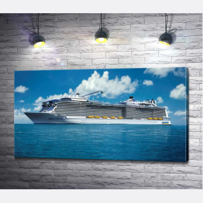 Круизное судно "Quantum of the Seas" плывет спокойными водами океана