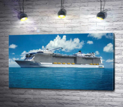 Круїзне судно "Quantum of the Seas" пливе спокійними водами океану