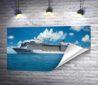 Круїзне судно "Quantum of the Seas" пливе спокійними водами океану