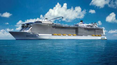 Круїзне судно "Quantum of the Seas" пливе спокійними водами океану