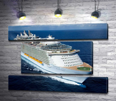 Allure of Seas - круизное судно на полной скорости разрезает синюю водную гладь