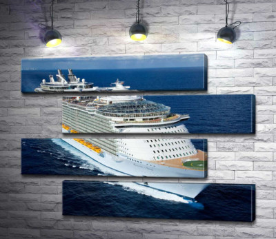 Модульна картина ""Allure of Seas" - круїзне судно на повній швидкості розрізає синю водну гладь"