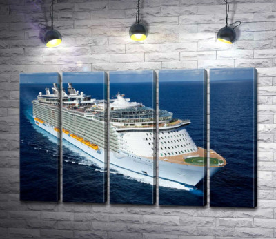 "Allure of Seas" - круїзне судно на повній швидкості розрізає синю водну гладь