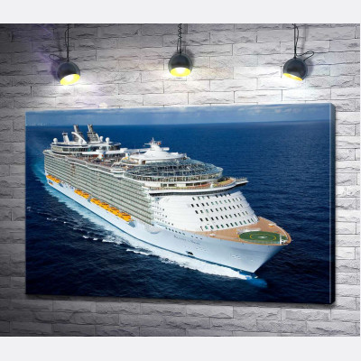 "Allure of Seas" - круїзне судно на повній швидкості розрізає синю водну гладь