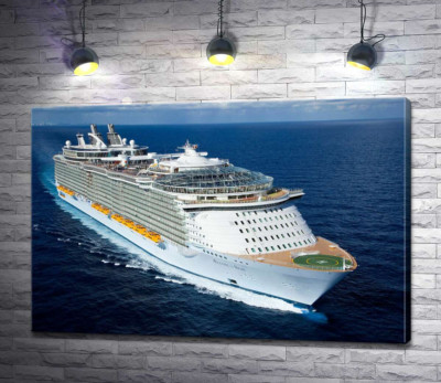 Allure of Seas - круизное судно на полной скорости разрезает синюю водную гладь