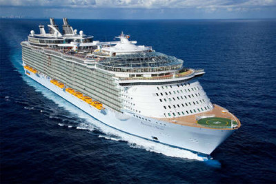 "Allure of Seas" - круїзне судно на повній швидкості розрізає синю водну гладь