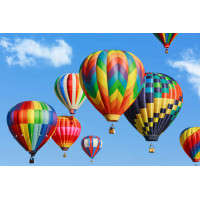 Цветной каскад воздушных шаров в небе