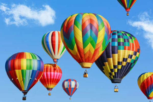 Цветной каскад воздушных шаров в небе