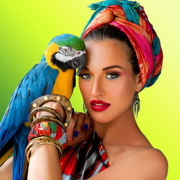 Дівчина в яскравому тюрбані тримає на руці жовто-блакитного папугу ара
