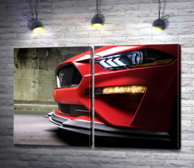Модульна картина "Червоний бампер автомобіля Ford Mustang Shelby GT500 з плавними вигинами фар"