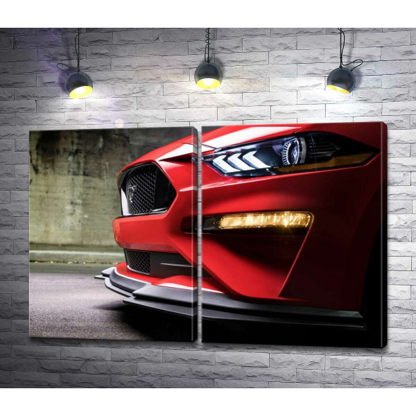 Красный бампер автомобиля Ford Mustang Shelby GT500 с плавными изгибами фар