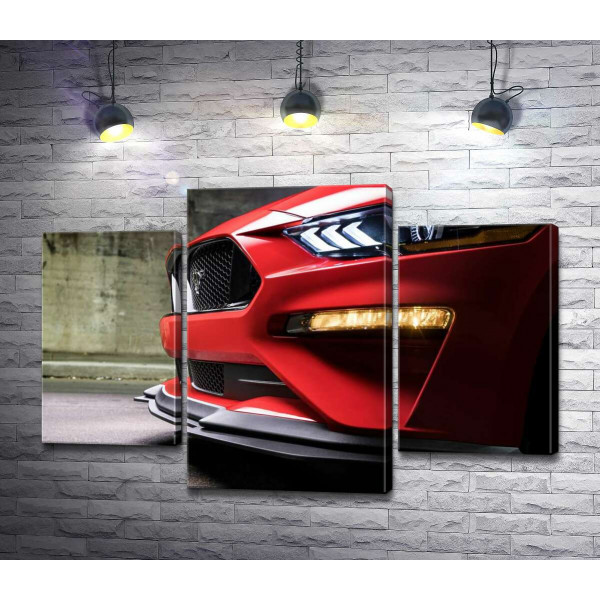 Червоний бампер автомобіля Ford Mustang Shelby GT500 з плавними вигинами фар